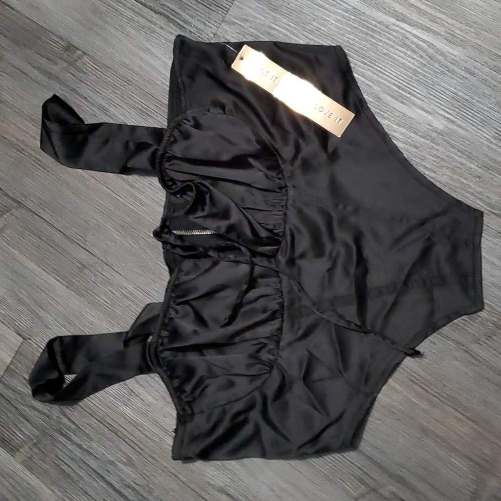 NEW! SEXY black asymmetrical crop top with zip back size large